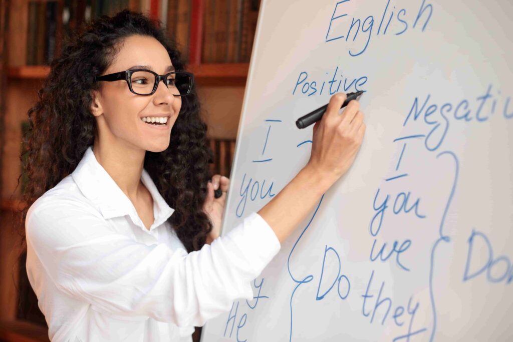 Estudante de idiomas feliz enquanto escreve e aprende conteúdo em inglês. 