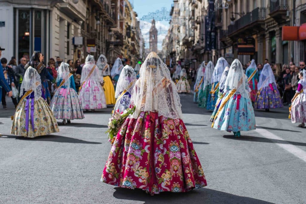 Desfile das mulheres Falleras nas Fallas de Valencia.