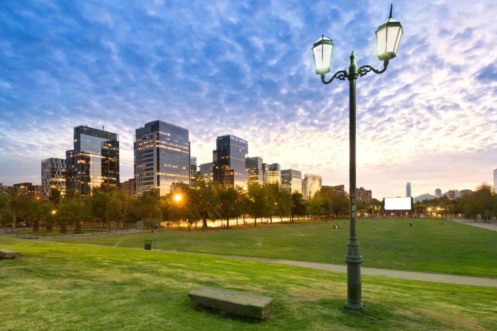 Edifícios em Nueva Las Condes, um novo centro financeiro e de negócios no distrito de Las Condes, próximo ao Parque Araucano, em Santiago do Chile.