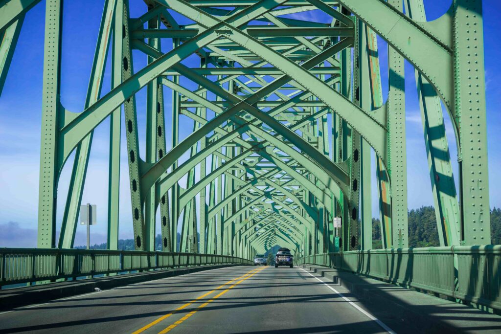 Dirigindo na Conde B. McCullough Memorial Bridge, Oregon, antiga Coos Bay Bridge, em um dia ensolarado.