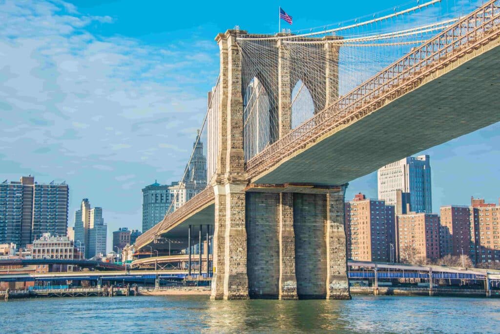 Ponte do Brooklyn em Nova York em um dia brilhante de verão.