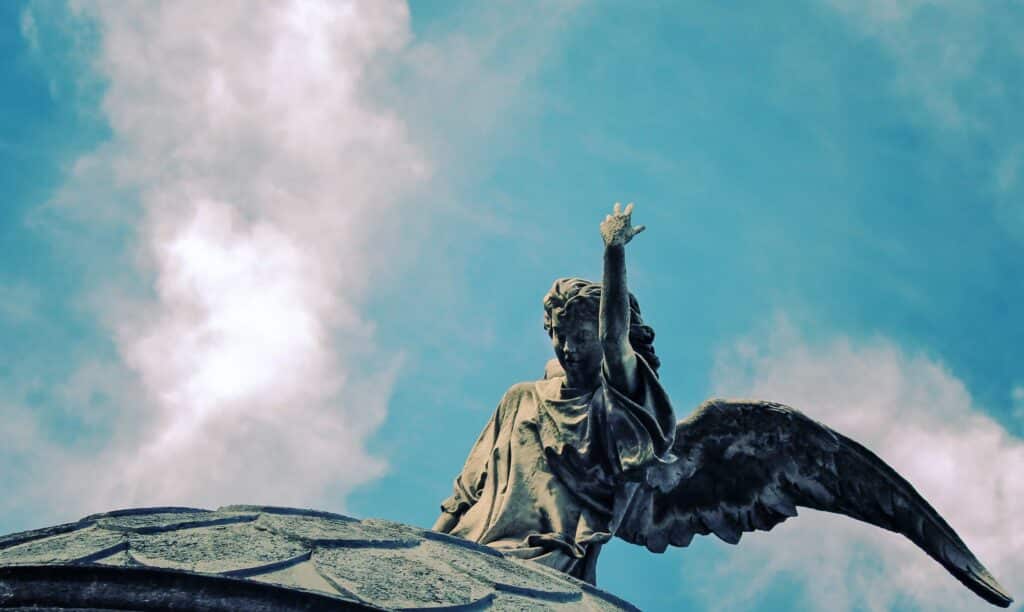 Detalhe de escultura de um anjo, feita de pedra, no Cemitério da Recoleta, em Buenos Aires, Argentina.