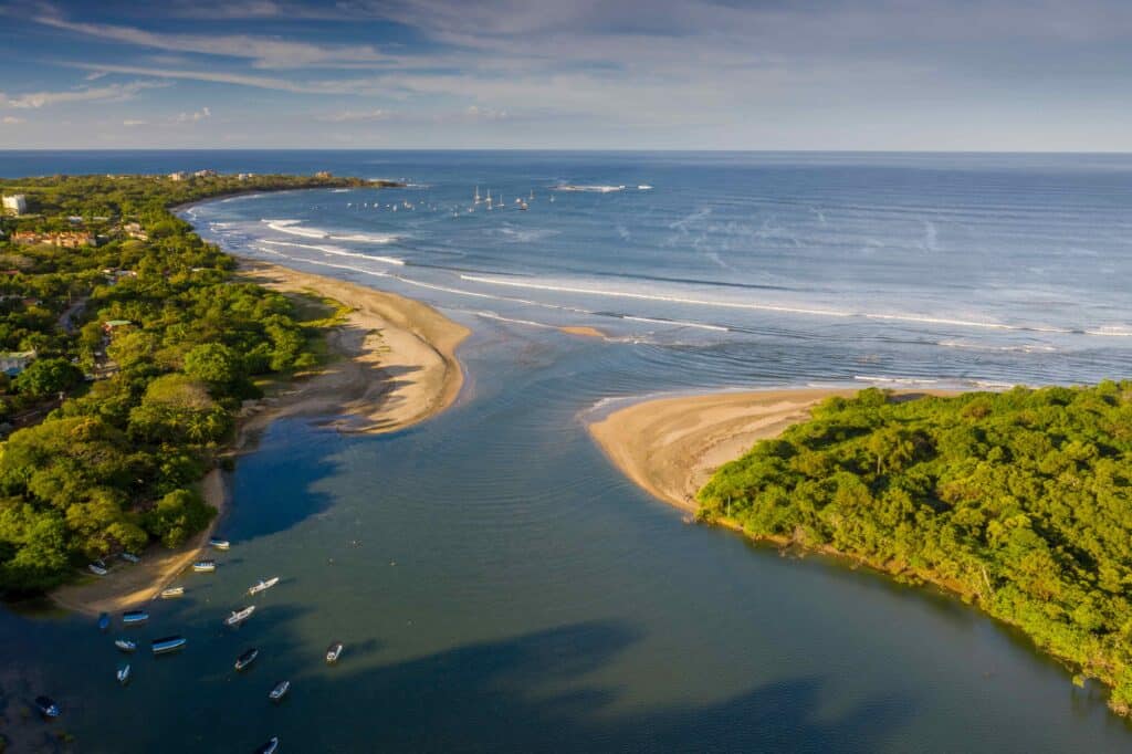 Vista aérea do encontro do mar com o rio na praia de Tamarindo, na Costa Rica.