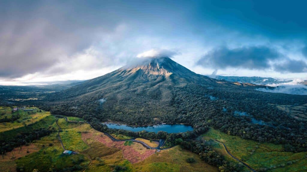 Foto aérea de Vulcão em La Fortuna, na Costa Rica.